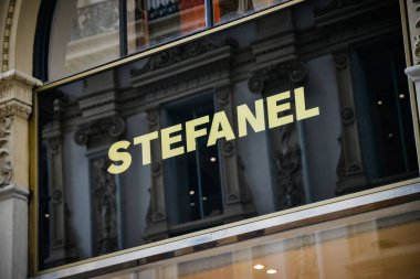 Milan, İtalya - 24 Eylül 2017: Stefanel mağaza Milano'da. Fas