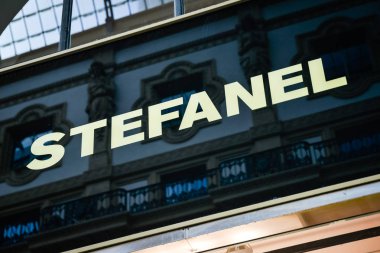Milan, İtalya - 24 Eylül 2017: Stefanel mağaza Milano'da. Fas
