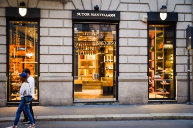 Milan, İtalya - 24 Eylül 2017: Sutor Mantellassi deposunda M