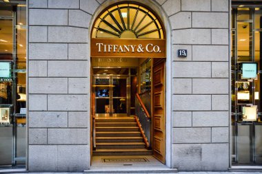 Milan, İtalya - 24 Eylül 2017: Tiffany Milano deposunda. Burak