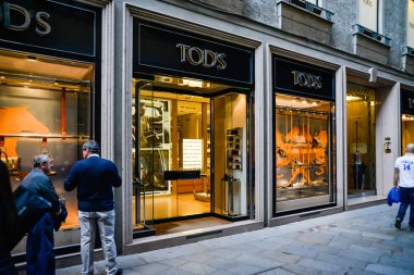 Milan, İtalya - 24 Eylül 2017: Tod's mağaza Milano'da. Fashio