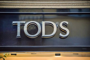Milan, İtalya - 24 Eylül 2017: Tod's mağaza Milano'da. Fashio