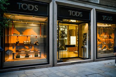 Milan, İtalya - 24 Eylül 2017: Tod's mağaza Milano'da. Fashio