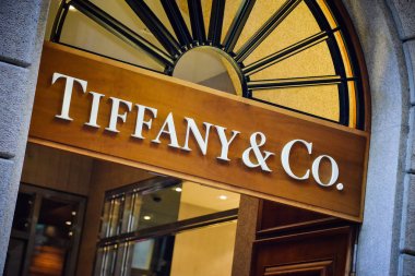 Milan, İtalya - 24 Eylül 2017: Tiffany Milano deposunda. Burak