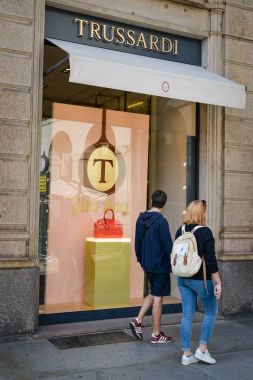 Milan, İtalya - 24 Eylül 2017: Trussardi mağaza Milano'da. SK