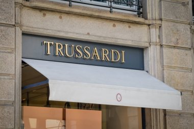 Milan, İtalya - 24 Eylül 2017: Trussardi mağaza Milano'da. SK