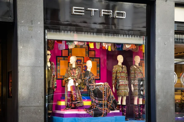 Milão, Itália - 24 de setembro de 2017: Loja Etro em Milão. Moda — Fotografia de Stock