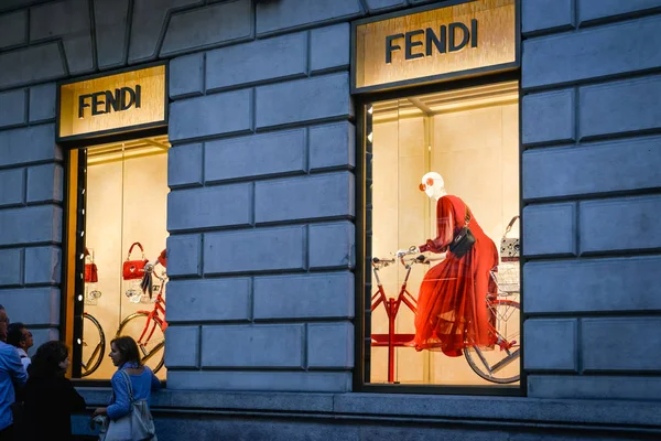 Milano, Italia - 24 settembre 2017: - store a Milano — Foto Stock