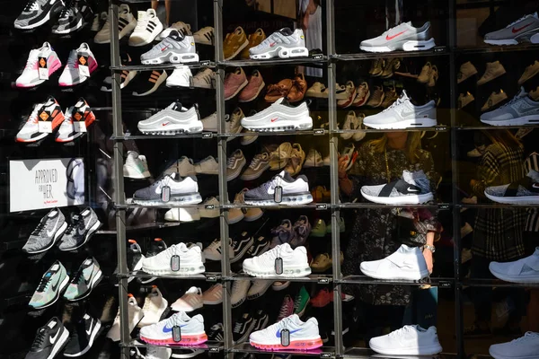 Milán, Italia - 24 de septiembre de 2017: Foot Locker store in Milan . — Foto de Stock