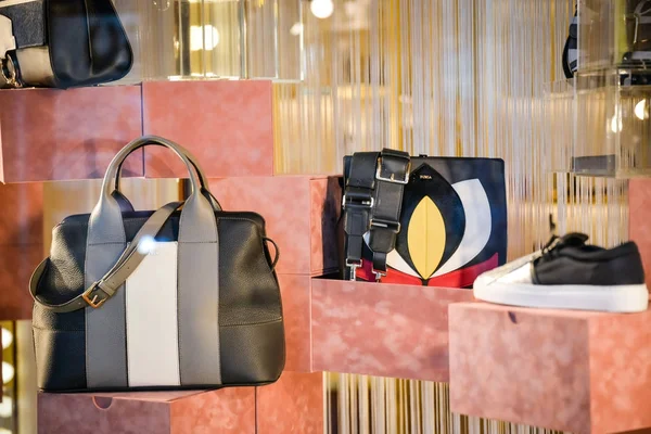 Milán, Italia - 24 de septiembre de 2017: Tienda Furla en Milán. Fashio. — Foto de Stock