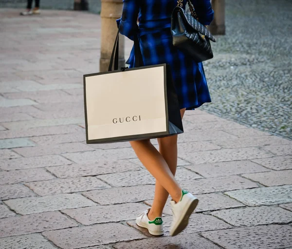Milan, İtalya - 24 Eylül 2017: Gucci hafta alışveriş moda