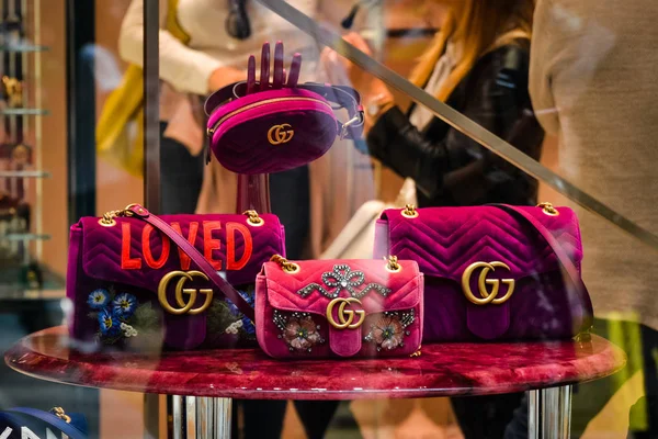 Milan, İtalya - 24 Eylül 2017: Gucci mağaza Milano'da. Gucci hafta alışveriş moda