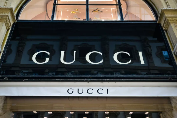 Milan, İtalya - 24 Eylül 2017: Gucci mağaza Milano'da. Gucci hafta alışveriş moda — Stok fotoğraf