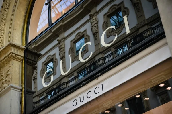 Милан, Италия - 24 сентября 2017 года: магазин Gucci в Милане. Неделя моды Гуччи — стоковое фото