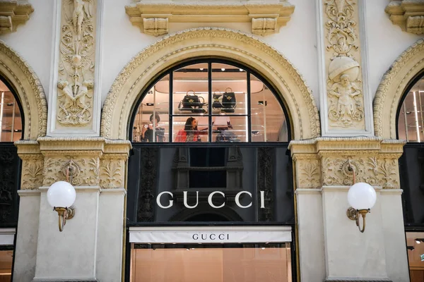 在米兰，意大利米兰-2017 年 9 月 24 日： Gucci 商店。时尚周古奇购物 — 图库照片