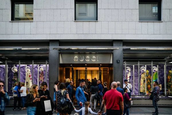 在米兰，意大利米兰-2017 年 9 月 24 日： Gucci 商店。时尚周古奇购物 — 图库照片