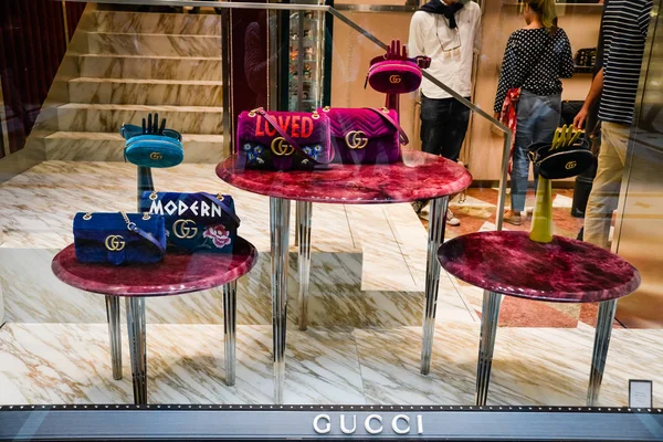 在米兰，意大利米兰-2017 年 9 月 24 日： Gucci 商店。时尚周古奇购物 — 图库照片