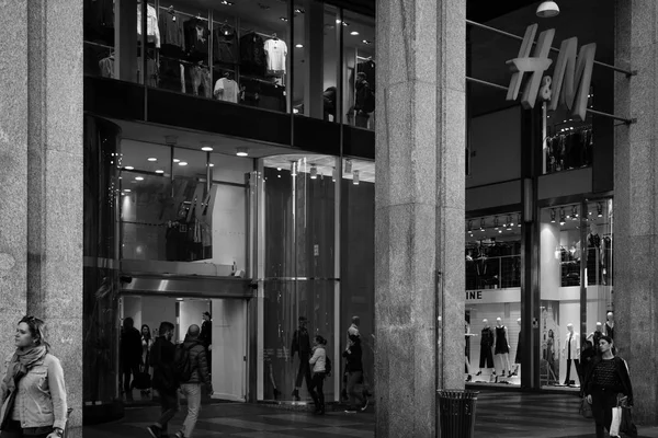 Мілана - 9 жовтня 2016: H & M магазин у Мілані — стокове фото
