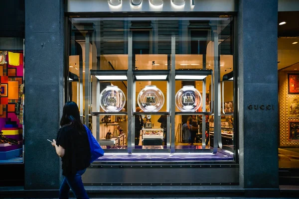 Milan, Italie - 24 septembre 2017 : Magasin Gucci à Milan. Semaine de la mode Gucci shopping — Photo