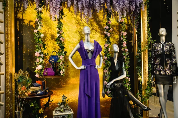 Milan, İtalya - 24 Eylül 2017: La Perla mağaza Milano'da. Fas