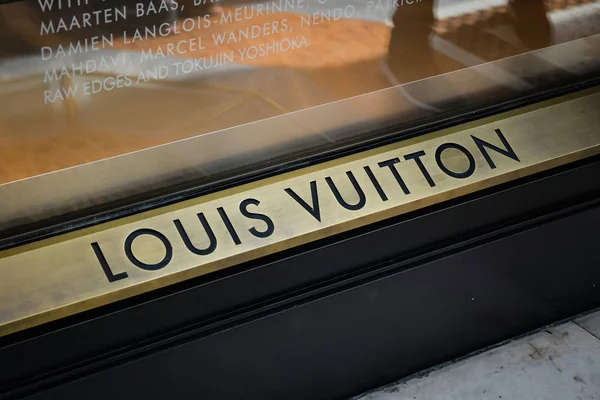 Milan, Italy - September 24, 2017:  Louis Vuitton store in Milan. Fashion week Louis Vuitton shopping — Stock Photo, Image