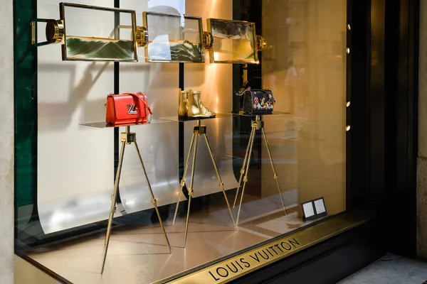 Milan, Italië - 24 September 2017: Louis Vuitton winkel in Milaan. Fashionweek Louis Vuitton winkelen — Stockfoto