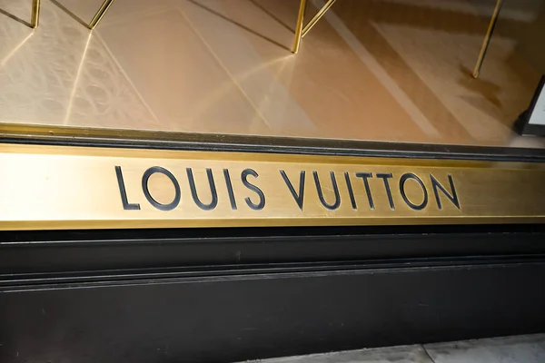 Milan, Italy - September 24, 2017: Louis Vuitton store in Milan. Fashion  week Louis Vuitton shopping – Stock Editorial Photo © Casimiro_PT #170055050