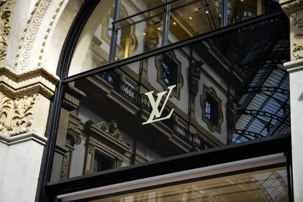 Милан, Италия - 24 сентября 2017: Louis Vuitton store in Milan. Неделя моды Louis Vuitton — стоковое фото