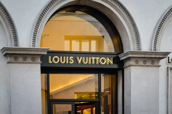 Milan, İtalya - 24 Eylül 2017: Louis Vuitton mağaza Milano'da. Moda Haftası Louis Vuitton alışveriş