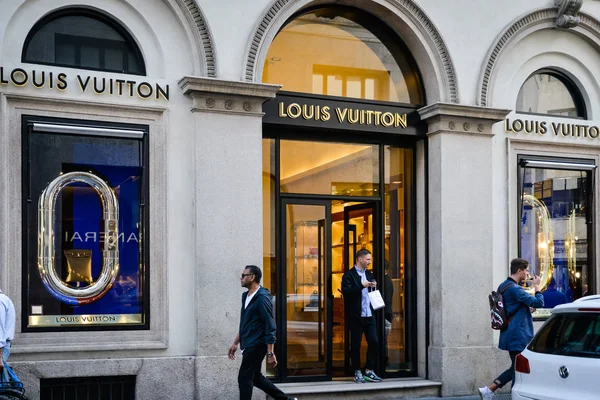 Милан, Италия - 24 сентября 2017: Louis Vuitton store in Milan. Неделя моды Louis Vuitton — стоковое фото