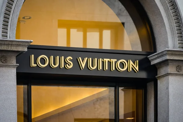 Milan, İtalya - 24 Eylül 2017: Louis Vuitton mağaza Milano'da. Moda Haftası Louis Vuitton alışveriş