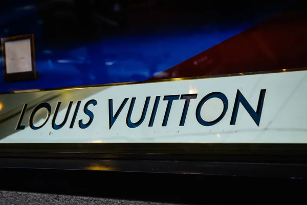 Milan, İtalya - 24 Eylül 2017: Louis Vuitton mağaza Milano'da. Moda Haftası Louis Vuitton alışveriş — Stok fotoğraf