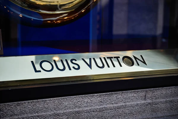 Milan, İtalya - 24 Eylül 2017: Louis Vuitton mağaza Milano'da. Moda Haftası Louis Vuitton alışveriş — Stok fotoğraf