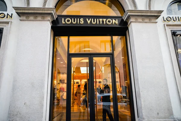 Fotka „ROME, ITALY - CIRCA NOVEMBER, 2017: inside Louis Vuitton