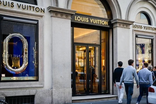 Mediolan, Włochy - 24 września 2017: Louis Vuitton Sklep w Mediolanie. Tydzień mody Louis Vuitton zakupy — Zdjęcie stockowe