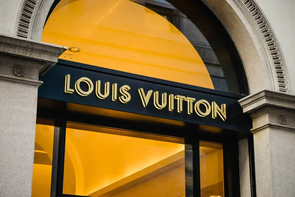 ミラノのミラノ, イタリア - 2017 年 9 月 24 日: ルイ ・ ヴィトン ストア。ファッション ・ ウィーク ルイ ・ ヴィトン ショッピング — ストック写真