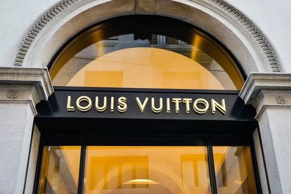 Milan, İtalya - 24 Eylül 2017: Louis Vuitton mağaza Milano'da. Moda Haftası Louis Vuitton alışveriş