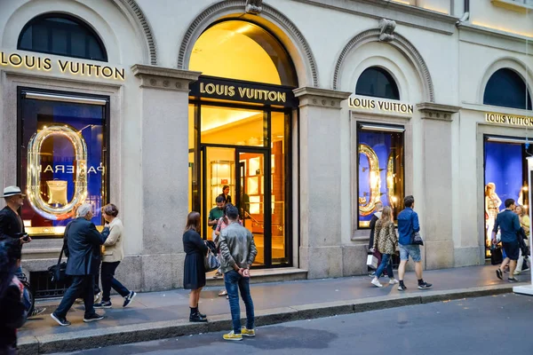 Милан, Италия - 24 сентября 2017: Louis Vuitton store in Milan. Неделя моды Louis Vuitton — стоковое фото