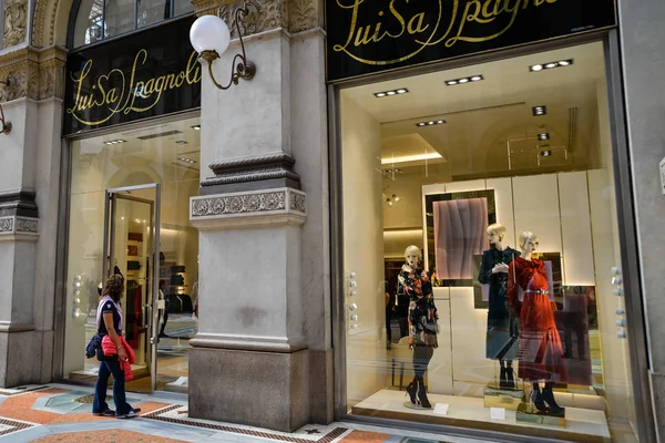 Milão, Itália - 24 de setembro de 2017: loja Luisa Spagnoli em Mila — Fotografia de Stock