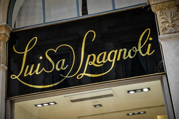 Милан, Италия - 24 сентября 2017 г.: магазин Luisa Spagnoli в Миле — стоковое фото