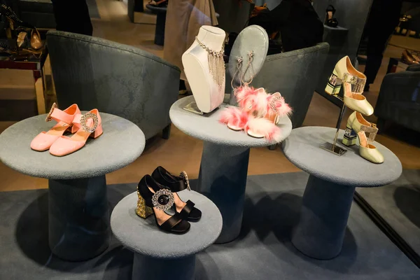 Mailand, Italien - 24. september 2017: miu miu store in milan. Modewoche miu miu shopping — Stockfoto