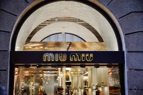 Milan, İtalya - 24 Eylül 2017: Miu Miu mağaza Milano'da. Miu Miu hafta alışveriş moda