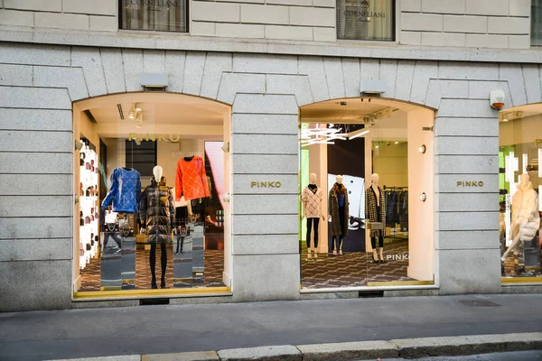 Milán, Italia - 24 de septiembre de 2017: Tienda Pinko en Milán. Fashio. —  Fotos de Stock