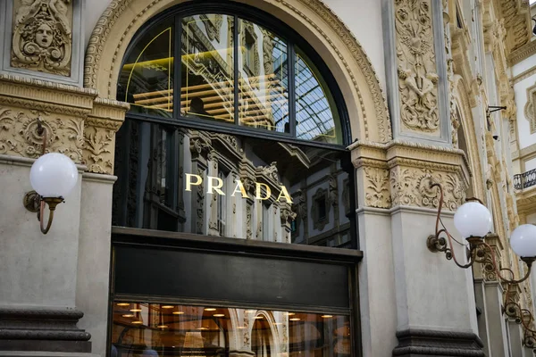 在米兰，意大利米兰-2017 年 9 月 24 日： 普拉达 （prada） 商店。时装周普拉达 （prada） 购物 — 图库照片