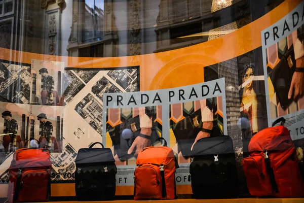 Milan, İtalya - 24 Eylül 2017: Prada mağaza Milano'da. Hafta Prada alışveriş moda — Stok fotoğraf