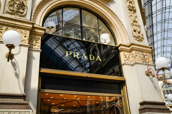 Milan, İtalya - 24 Eylül 2017: Prada mağaza Milano'da. Hafta Prada alışveriş moda