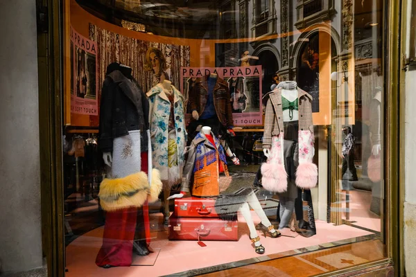 Mailand, Italien - 24. september 2017: prada store in milan. Modewoche Prada-Shopping — Stockfoto