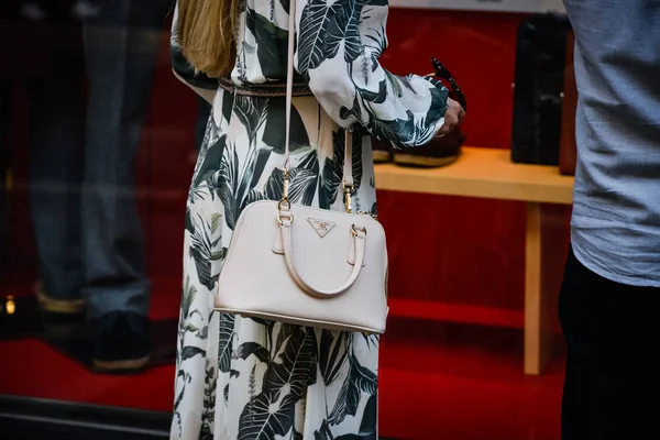 Milan, İtalya - 24 Eylül 2017: Prada mağaza Milano'da. Hafta Prada alışveriş moda