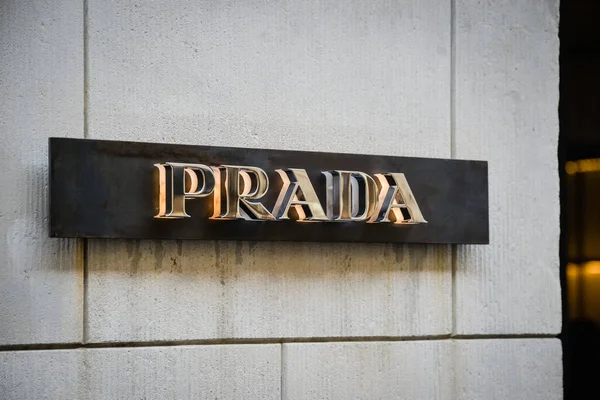 Milan, İtalya - 24 Eylül 2017: Prada mağaza Milano'da. Hafta Prada alışveriş moda