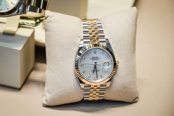 Milan, İtalya - 24 Eylül 2017: Rolex mağaza Milano'da. Fashio